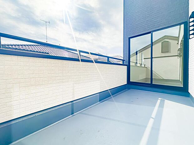 【バルコニー】べランピングなどが楽しめそうな、広さのあるバルコニースペース。日当たり・通風が良好で、お洗濯物がたくさん干せます。現地(2026年2月)撮影