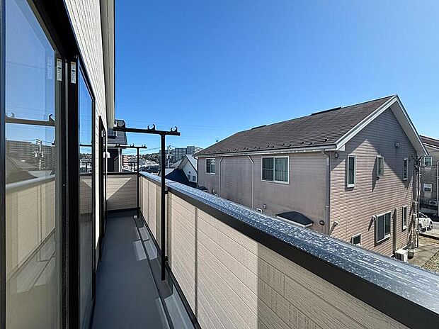 【バルコニー】暖かな日差しと心地よい風が、洗いたての洗濯物に爽やかな香りをまとわせ、パリッと気持ちよく乾かしてくれます。