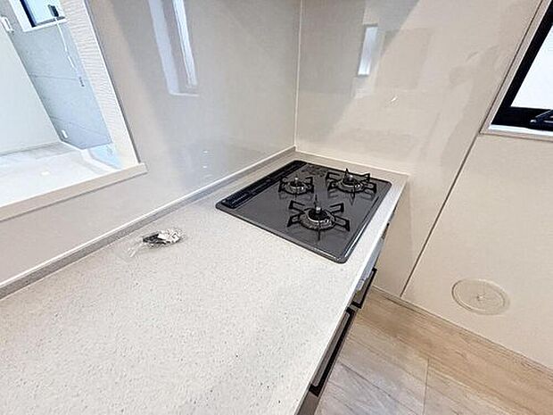 【３口コンロ】毎日料理をする、料理が好き、家族が多くて量を作る必要がある、等の方々にとっては必須の３口コンロ。同時進行で効率アップはもちろん鍋を移動する回数が減り、無駄な動きを軽減することが出来ます。