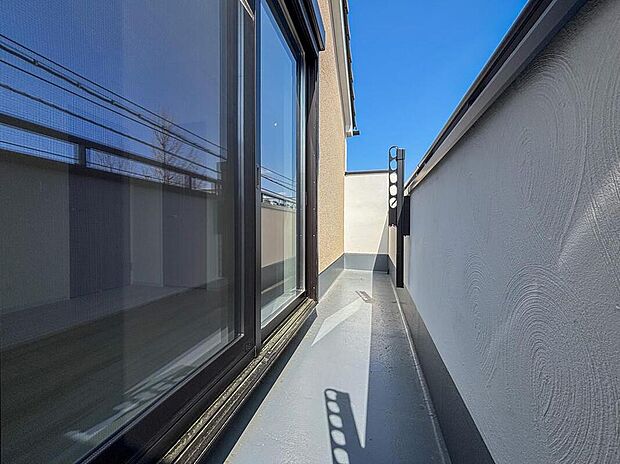 【バルコニー】暖かな日差しと心地よい風が、洗いたての洗濯物に爽やかな香りをまとわせ、パリッと気持ちよく乾かしてくれます。