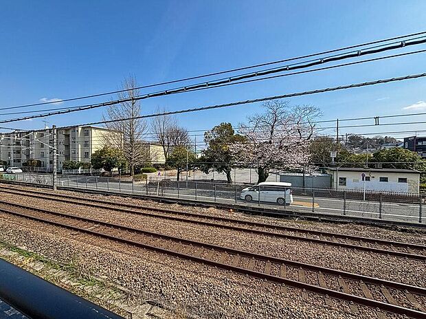 【住戸からの眺望写真】ここから見渡すと澄み渡る青い空に、心地よい風と暖かい日差しが駆け巡ります。