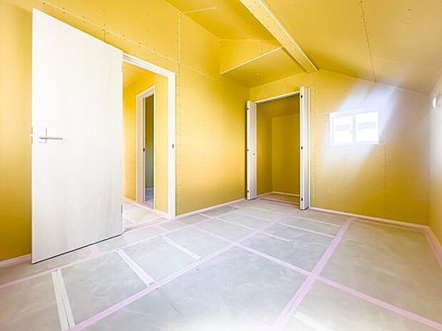 【リビング以外の居室】2号棟：住まいには気付きがあり、住まうごとに様々な角度から違う顔を見せてくれます。新生活は小さな発見の連続です。※現地（2026年2月）撮影