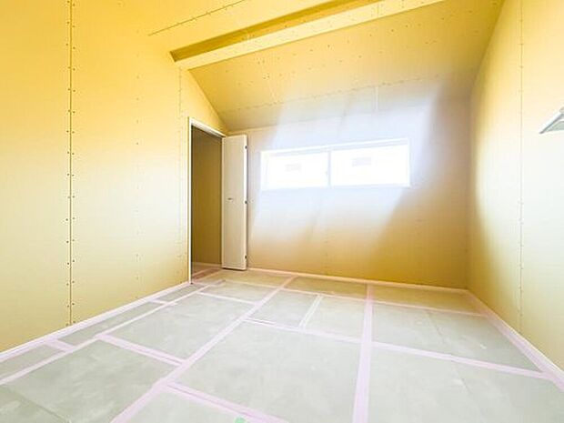 【リビング以外の居室】2号棟：子供部屋や書斎にするにも丁度良い広さの居室。使い方は貴方次第です。※現地（2026年2月）撮影