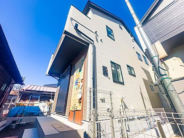 【現地外観写真】2号棟：爽やかな印象の外観部分。シンプルイズベストの飽きのこないデザインです。※現地（2026年2月）撮影