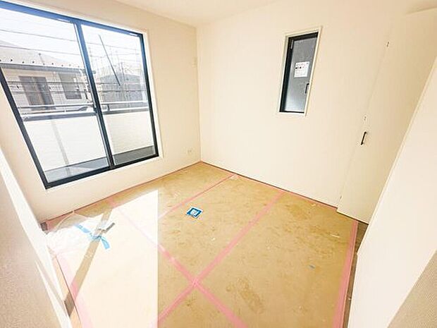 【2号棟：リビング以外の居室】ホワイトベースの居室は、飽きが来ず家具やレイアウトが映えるお部屋です。バルコニーに出ることができます。※現地（2026年3月）撮影