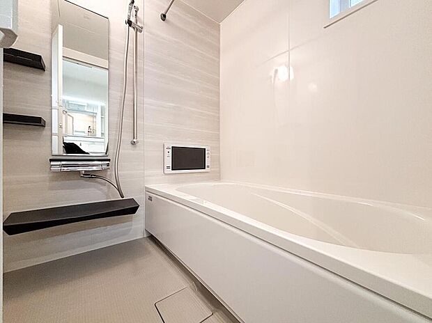 【浴室】一日の疲れを癒やすバスタイムに、贅沢な「浴室TV」を標準装備。半身浴をしながらお気に入りの番組を楽しめます。雨の日のお洗濯に活躍する浴室乾燥機付きです。