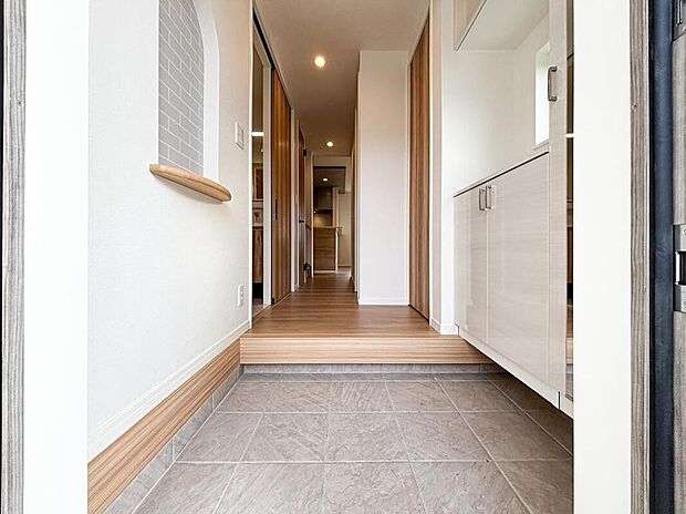 【玄関】「ただいま」が温かくなる飾り棚付きの玄関。姿見で身だしなみを整え、スムーズに外出。ワンタッチで解錠できる「カードキー」は、買い物帰りや雨の日に嬉しい標準装備です。