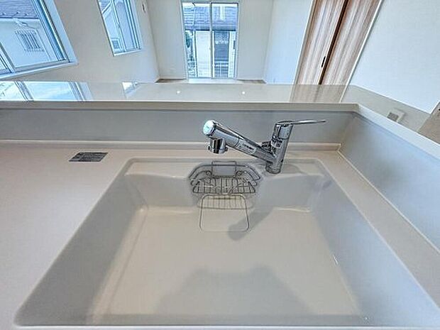 【浄水器一体型水栓】「クリアな水が毎日使え、見た目にもスマートな浄水器一体型。お米を炊いたりする際には浄水機能をつかうこともできて、人気の商品です。