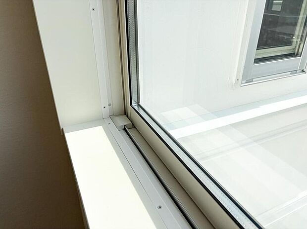 【ペアガラス】明るい陽光が降り注ぐ、心地よい住空間。 当物件は優れた日当たりを誇り、その恩恵を最大限に引き出すのがペアガラスです。