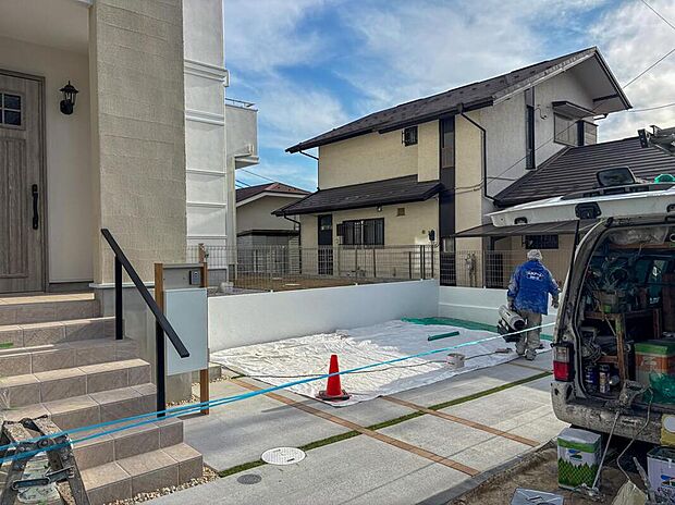 【駐車場】並列2台駐車可能なゆとりのスペース。前面道路は約5mあり、運転が苦手な方でも焦らず車庫入れが可能です。自転車やバイクを置くスペースとしても十分に活用できます