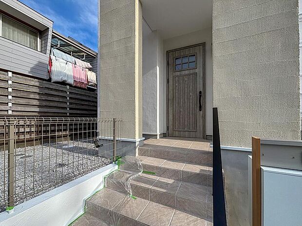 【玄関】住まう人をいつも暖かく迎えてくれるような、優しい温もりが漂っています。