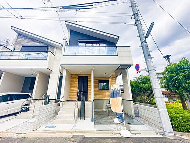 【前面道路含む現地写真】南側の前面道路は約6mの広さ。車通りが少なく、車庫入れがスムーズに行えます。