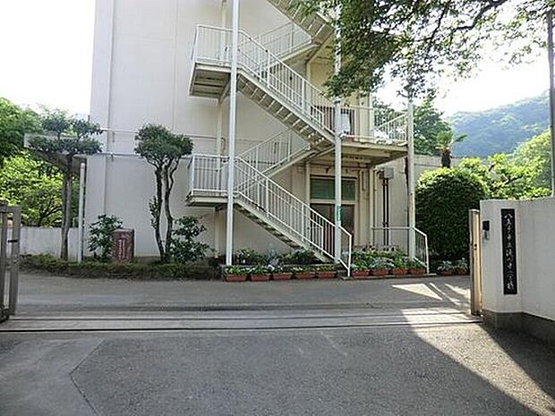 八王子市立浅川中学校（約950m）