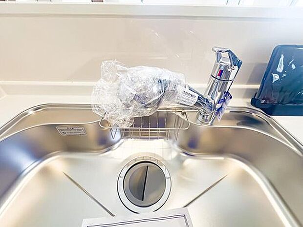 【浄水器】浄水器一体型水栓を採用。手軽にきれいなお水を使うことができ、毎日の料理や家事を快適にサポートします。