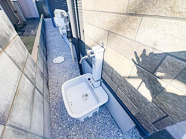 【外水栓】便利な外水栓を完備しており、ホースをつなげば洗車や玄関まわり、バルコニーのお掃除、ガーデニングの水やりまでスムーズにこなせます。室内を汚さずに作業できるため、泥汚れのついたアウトドア用品やお子さまの遊び道具の洗浄にも重宝します。