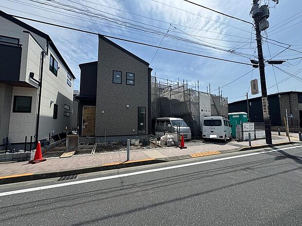 【前面道路含む現地写真】前面道路や敷地にゆとりがあり、快適なカーライフをサポートします。