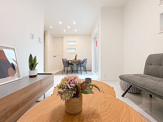 開放感あふれるリビングは、ゆっくりとした時間を味わえる贅沢な場所です。たっぷりと光が差し込み、明るく温かみのある空間が心を癒してくれます。毎日の暮らしがさらに快適で充実したものになります。