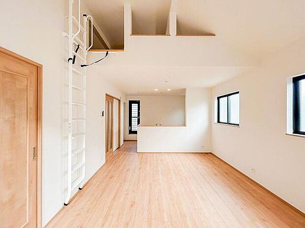 家族が自然と集まる広々としたリビング。大きな窓から陽の光が降り注ぎ、開放感と温もりが広がる空間です。ゆったりとくつろげる場所で、穏やかで心地よい時間を家族みんなで楽しめます。