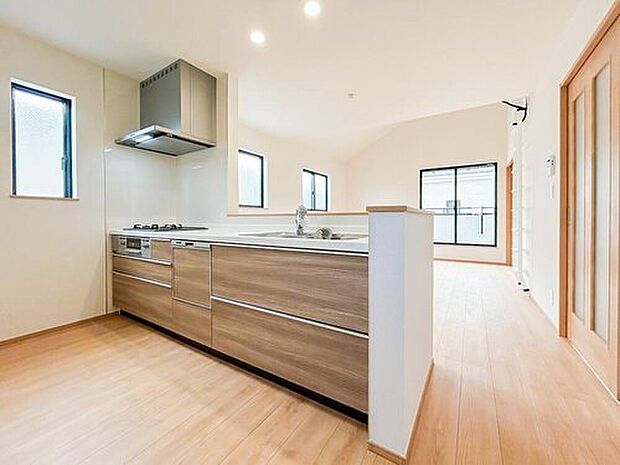 対面式のシステムキッチンが、家事をもっと楽しいひとときに変えてくれます。リビングを見渡せる安心感と、広い作業スペース、たっぷりの収納が充実。会話を楽しみながら、快適に料理ができる空間です。