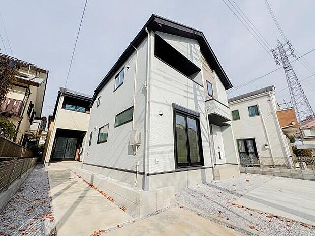 分譲地ならではの、統一感のある美しい街並みが魅力です。新しいコミュニティが形成され、同世代のご家族とも交流が楽しめるため、安心感と利便性が整った暮らしが実現します。