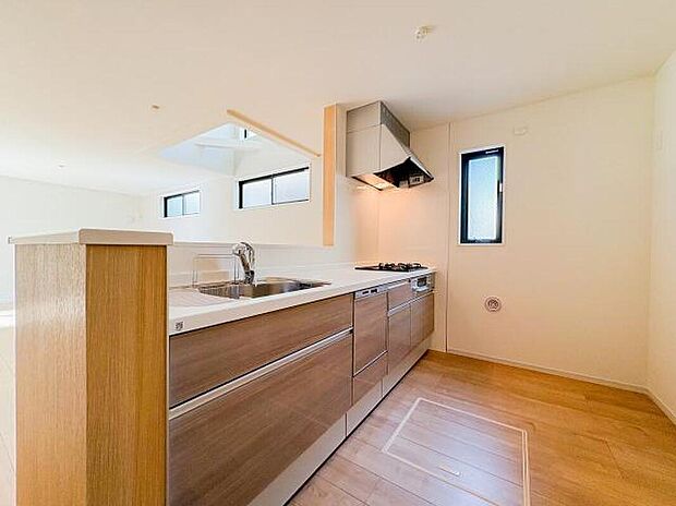 〈1号棟〉
対面式のシステムキッチンが、家事をもっと楽しいひとときに変えてくれます。リビングを見渡せる安心感と、広い作業スペース、たっぷりの収納が充実。会話を楽しみながら、快適に料理ができる空間です。