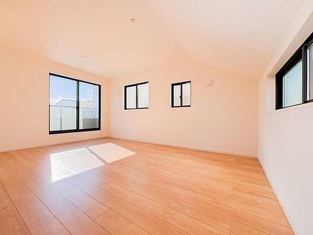 〈1号棟〉
広々とした居室は、たっぷりと日差しが差し込み、ゆったりとしたくつろぎのひとときを楽しめる空間です。清潔感と快適さが保たれており、穏やかで心地よい毎日を支えてくれます。