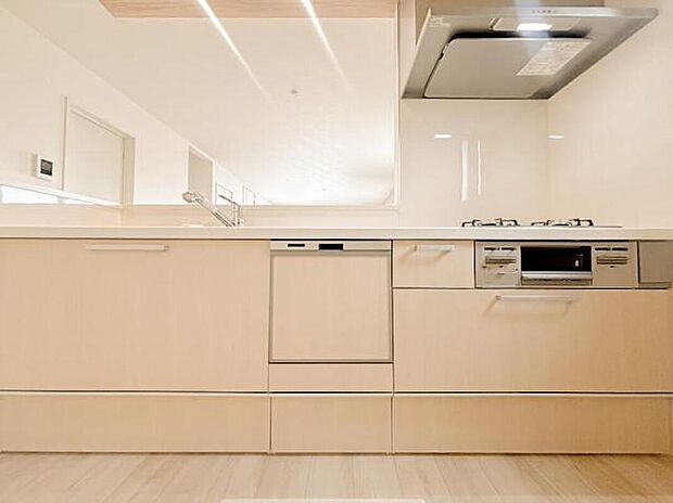 対面式のシステムキッチンが、家事をもっと楽しいひとときに変えてくれます。リビングを見渡せる安心感と、広い作業スペース、たっぷりの収納が充実。会話を楽しみながら、快適に料理ができる空間です。