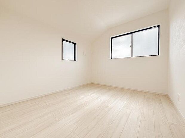 住まい全体に広がるゆとりのある空間が、日々の生活に快適さをもたらしてくれます。広々としたリビングや各居室が開放感を感じさせ、穏やかで心地よい時間を過ごせる住まいです。収納スペースも充実しています。