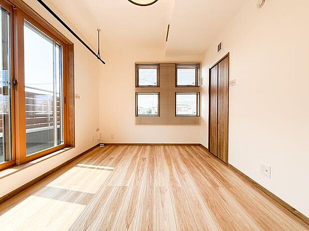 窓から差し込む柔らかな光が心地よい居室は、広さがあり、のびのびとした気分で過ごせます。趣味やリラックスの時間を楽しめる多用途な空間で、心安らぐ毎日が広がります。