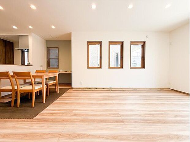 家族が自然と集まる広々としたリビング。大きな窓から陽の光が降り注ぎ、開放感と温もりが広がる空間です。ゆったりとくつろげる場所で、穏やかで心地よい時間を家族みんなで楽しめます。