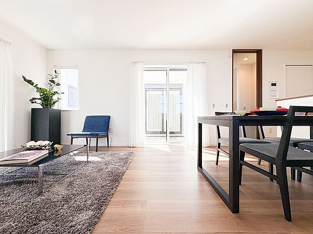 明るい光がたっぷり降り注ぐリビングは、くつろぎの時間を過ごすのにぴったりの空間です。（モデル仕様につき家具等は販売対象外です）