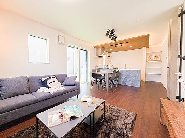 家族がくつろげる広々としたリビング。日差しがたっぷり降り注ぎ、明るく開放的な空間が広がります。ここで過ごす時間が家族の笑顔とともに特別な思い出になり、毎日の生活をより豊かなものにしてくれます。