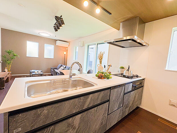 対面式システムキッチンは、開放感があり、会話をしながら料理ができる贅沢な空間。ゆとりのある広さが使い勝手を高め、豊富な収納があるため、調理器具や食材もすっきり整理。毎日のキッチン時間が快適です。