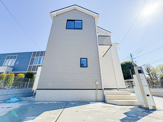 明るい色調とシンプルなデザインが印象的な建売住宅の外観。清潔感が漂い、季節の移り変わりとともに美しい表情を見せる家です。長く愛されるデザインで、住む人に安心感と快適さを与えてくれます。