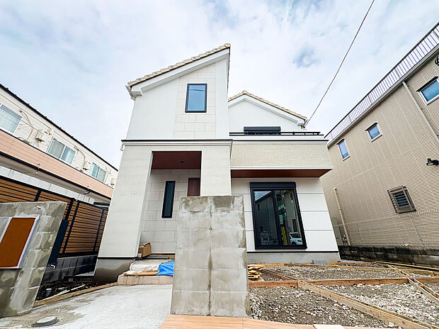 直線的でシャープな外観デザインが洗練された印象を与える建売住宅です。無駄のないスタイリッシュなデザインが、シンプルな美しさを引き立て、住む人のセンスが光る住まいとなっています。