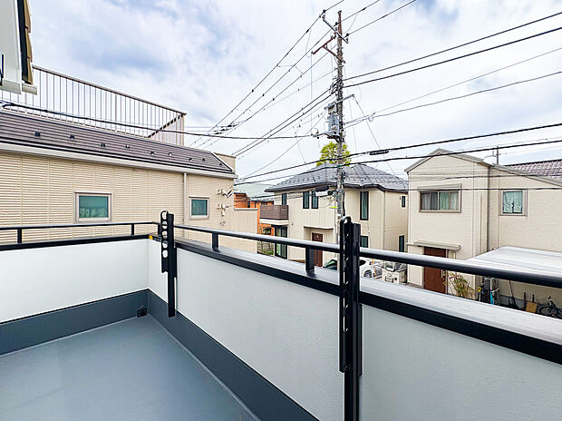 洗濯物がよく乾く明るいバルコニーは、風通しも良く、家事の効率が高まる環境です。広さがあるため、お洗濯物をたっぷり干せるのが嬉しいポイントで、日々の生活にゆとりが生まれます。