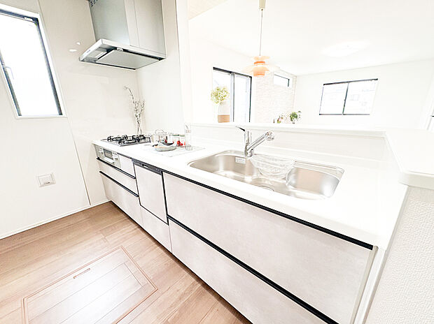 会話を楽しみながら調理できる対面式キッチン。※モデルハウスのイメージ写真です。備品は販売対象外となります。