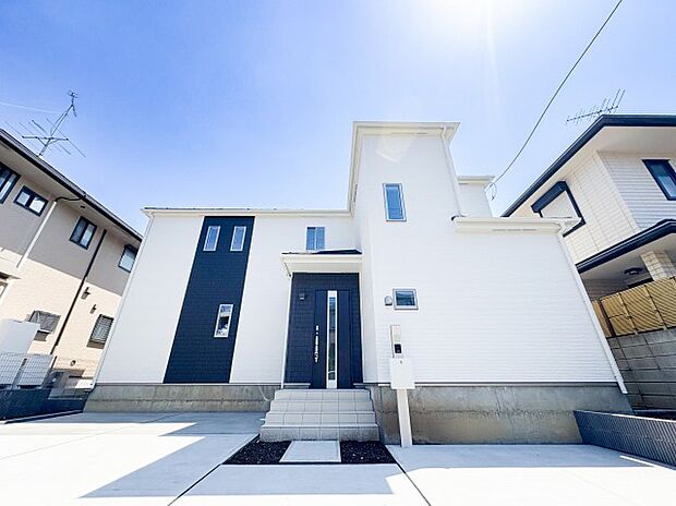整った外観が印象的な2階建て新築戸建て。敷地をしっかりと活用したゆとりある設計で、住まいとしての使い勝手と美しい外観の印象をバランスよく両立しています。
