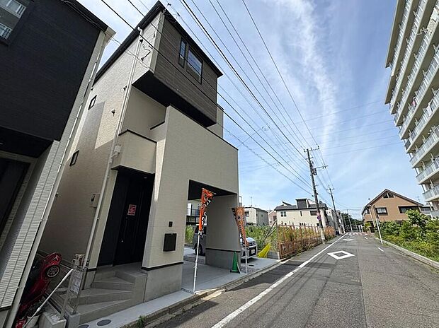 最寄り駅まで徒歩5分以内の好立地。駅近の利便性が通勤・通学の時間を短縮し、雨の日も負担が少なく、忙しい毎日をスムーズにサポートする恵まれた住環境です。