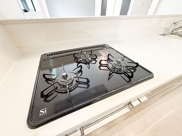 【＝三つ口コンロ＝】三口コンロが備わっているため、複数の料理を同時に調理できる便利なキッチンです。時短ができるだけでなく、効率良く料理が進められるため、毎日の食卓がさらに充実します。