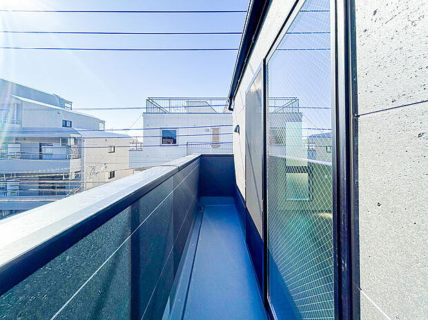 【=バルコニー=】洗濯物がよく乾く明るいバルコニーは、風通しも良く、家事の効率が高まる環境です。広さがあるため、お洗濯物をたっぷり干せるのが嬉しいポイントで、日々の生活にゆとりが生まれます。