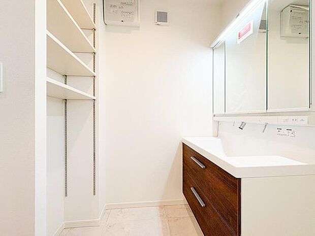 【洗面所】広々とした洗面脱衣所は、収納が豊富で家族みんなが使いやすい空間です。清潔感があり、日常の洗濯や着替えもスムーズに進みます。便利で快適な設計が魅力となります。