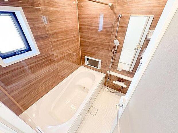 【浴室】ゆったりとした広さのバスルームで、1日の疲れを癒す贅沢な時間が過ごせます。清潔感とモダンなデザインが、快適な入浴タイムを提供し、リラックスできる空間で一日の締めくくりの時間をお過ごしいただけます。