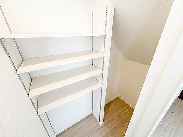【リビング収納】リビング収納を設け、散らかりがちな物もすっきり片付きます。生活感を抑え、いつでもきれいな空間を保てます。