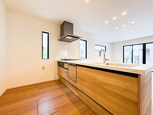 【=対面式キッチン=】対面式のシステムキッチンが、家事をもっと楽しいひとときに変えてくれます。リビングを見渡せる安心感と、広い作業スペース、たっぷりの収納が充実。会話を楽しみながら、快適に料理ができる空間です。