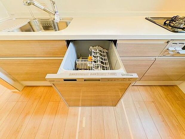 【食洗機】食洗機完備で、家事の手間が大幅に軽減されます。スイッチを押すだけでお皿がきれいになるため、食後の片付けもラクラク。省エネ設計で節水にもつながり、手洗いの負担が少ないので、手荒れも防げます。