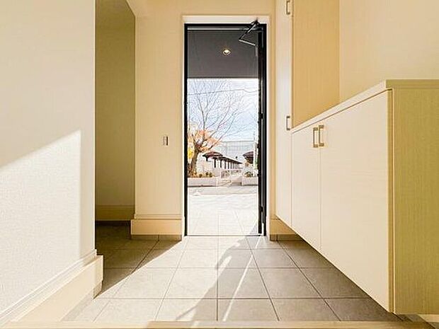 【玄関】〈2号棟〉
玄関スペースには十分な広さが確保され、家族みんなが使いやすい設計が魅力です。スッキリとしたデザインで、出入りがしやすく、毎日の外出や帰宅時も気持ちよく過ごせます。