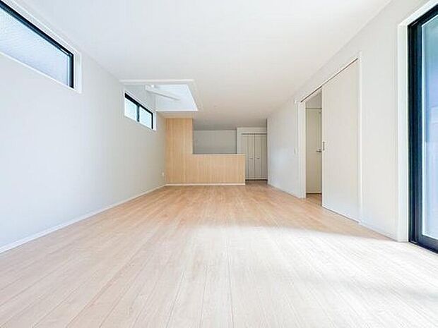 【リビング】〈1号棟〉
家族が自然と集まる広々としたリビング。大きな窓から陽の光が降り注ぎ、開放感と温もりが広がる空間です。ゆったりとくつろげる場所で、穏やかで心地よい時間を家族みんなで楽しめます。