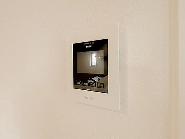 【TVモニター付きインターフォン】モニターで訪問者の顔を確認できるインターホン。安心して対応でき、防犯面にも配慮された設備です。