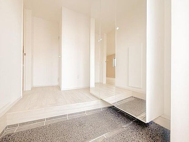 【玄関】広々とした玄関スペースは、家族や来客を温かく迎え入れる心地よい空間です。ゆとりあるスペースがあるため、荷物の置き場にも困らず、快適な住まいの入り口としての機能が充実しています。